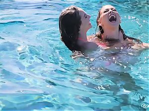 Riley Reid and Kimmy Granger take a dip in each others poons