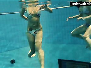 2 gorgeous amateurs showcasing their bods off under water